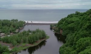 Dampak Abrasi Laut yang Menghancurkan Bangunan di Pesisir Lumajang