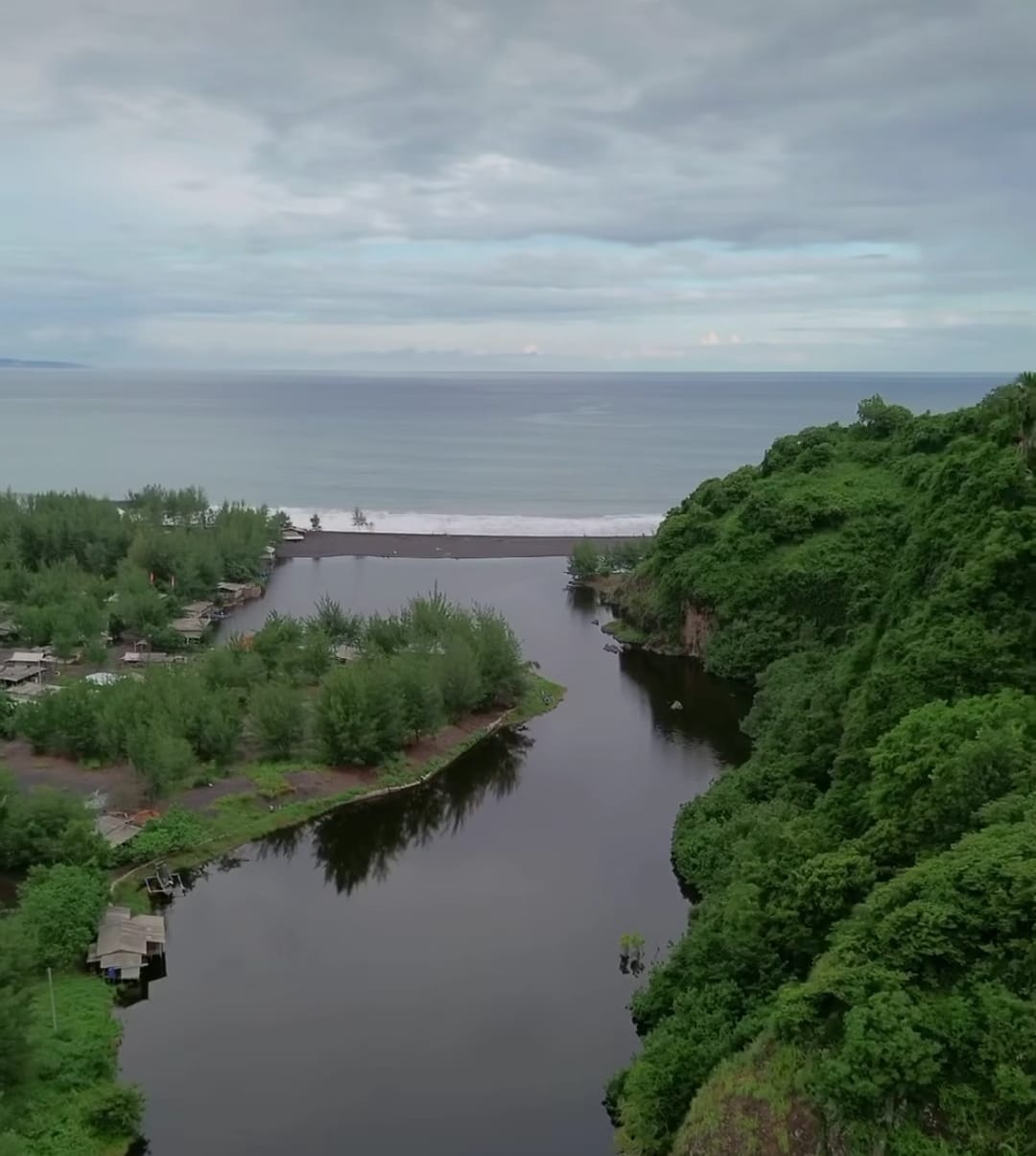 Dampak Abrasi Laut yang Menghancurkan Bangunan di Pesisir Lumajang