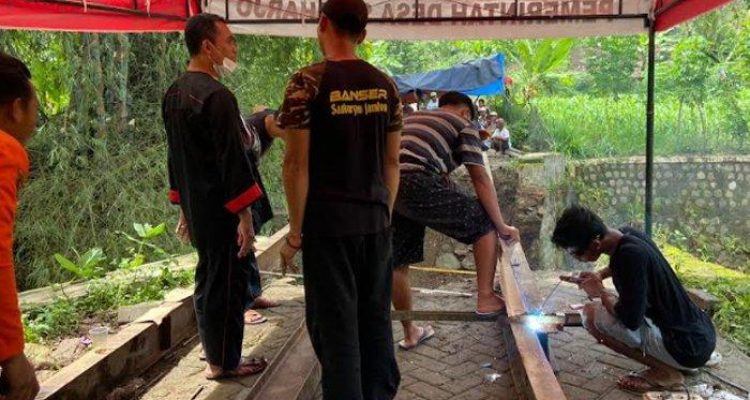 Warga Ponorogo Berjuang untuk Menjaga Akses ke Desa yang Terisolasi