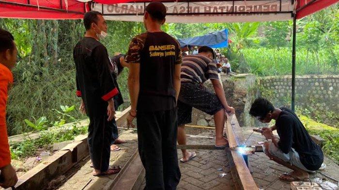 Warga Ponorogo Berjuang untuk Menjaga Akses ke Desa yang Terisolasi