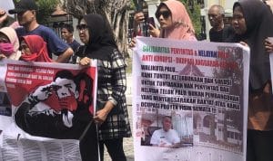 Aksi Unjuk Rasa Penyintas Bencana di DPRD Palu