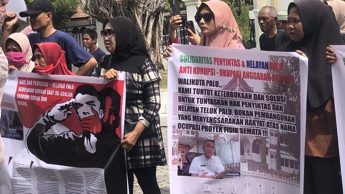 Aksi Unjuk Rasa Penyintas Bencana di DPRD Palu