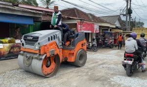 Gotong Royong Warga dan Anggota DPRD Banten Perbaiki Jalan Penghubung Lebak dan Pandeglang