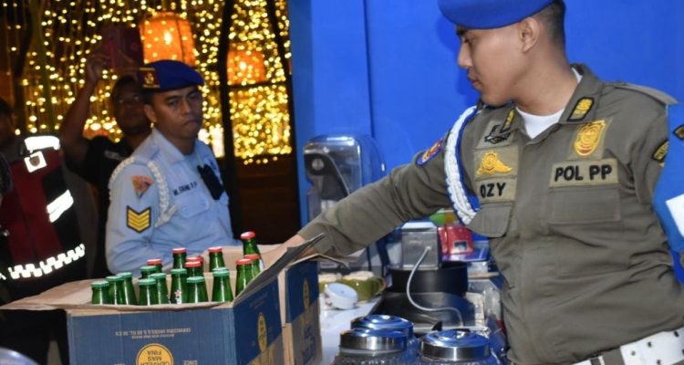Penegakan Aturan Selama Ramadan di Surabaya: Satpol PP Sita Minuman Beralkohol dari Restoran