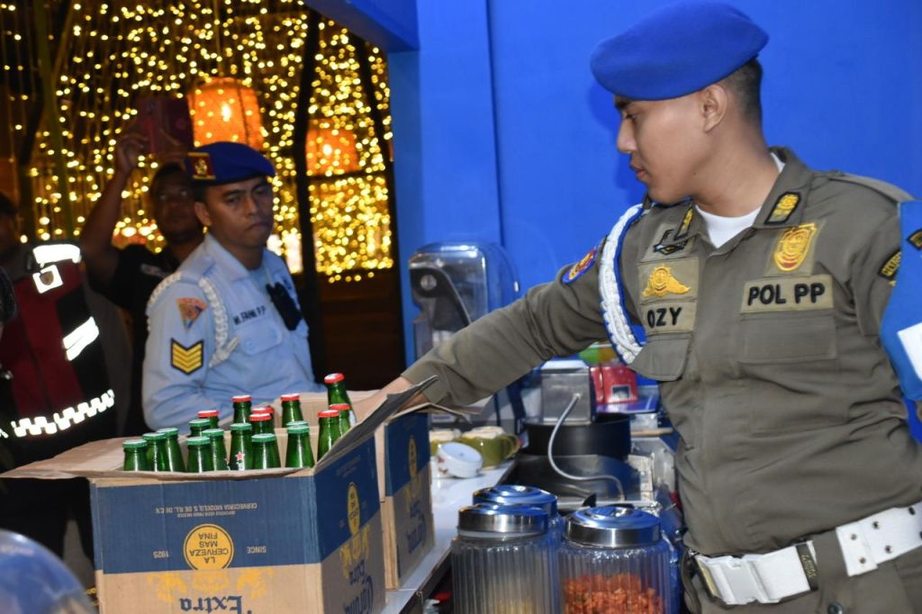 Penegakan Aturan Selama Ramadan di Surabaya: Satpol PP Sita Minuman Beralkohol dari Restoran