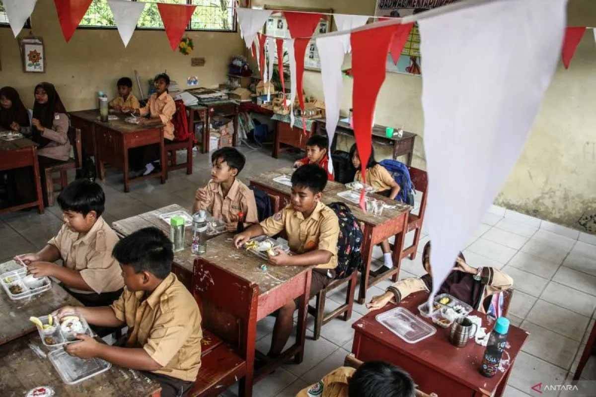 Peninjauan Kualitas Makanan di SPPG Karanglo, Ibas Tekankan Standar Gizi dan Kebersihan